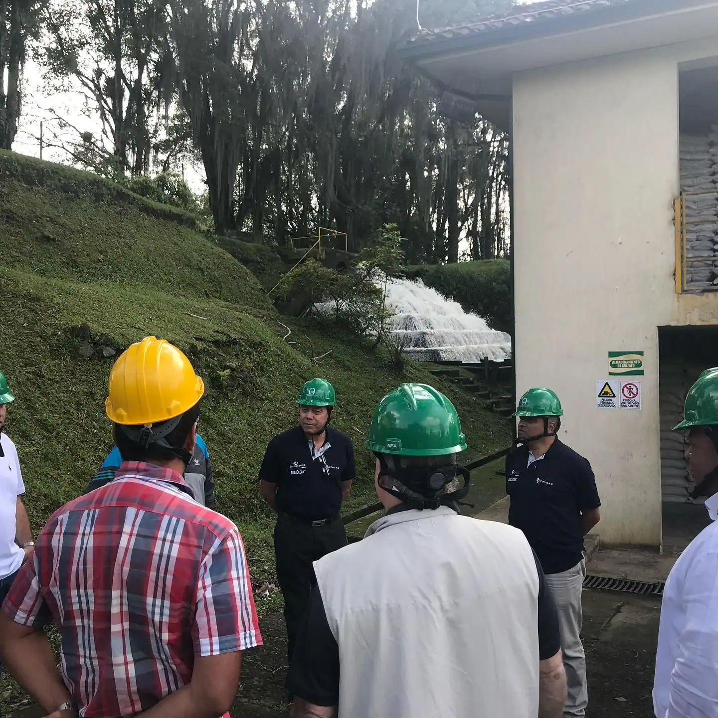 Equipo técnico en investigación de suelos